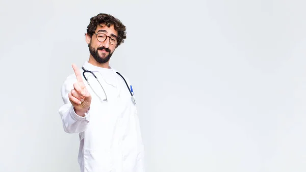 Ung Läkare Man Ler Stolt Och Tryggt Gör Nummer Ett — Stockfoto