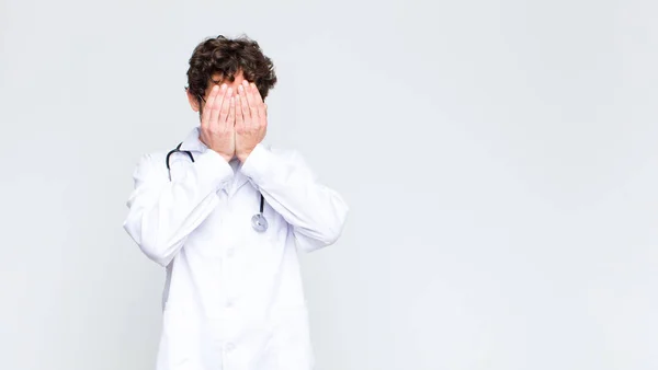 Mladý Lékař Muž Cítí Smutný Frustrovaný Nervózní Depresivní Zakrývá Tvář — Stock fotografie
