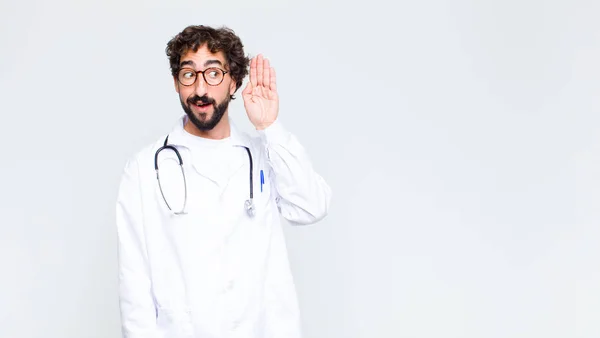 Giovane Medico Sorridente Guardando Curiosamente Lato Cercando Ascoltare Pettegolezzi Origliare — Foto Stock