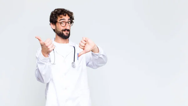 Jovem Médico Homem Sentindo Confuso Sem Noção Inseguro Ponderando Bom — Fotografia de Stock