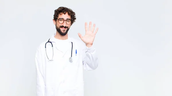 Dokter Muda Tersenyum Dan Tampak Ramah Menunjukkan Nomor Lima Atau — Stok Foto