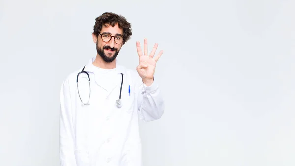 Dokter Muda Tersenyum Dan Tampak Ramah Menunjukkan Nomor Empat Atau — Stok Foto