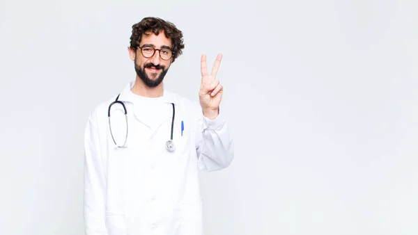 Ung Läkare Man Ler Och Ser Vänlig Visar Nummer Två — Stockfoto