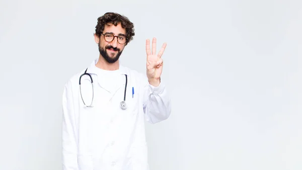 Joven Doctor Sonriendo Mirando Amigable Mostrando Número Tres Tercero Con — Foto de Stock