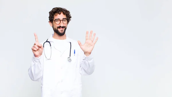 Jovem Médico Homem Sorrindo Olhando Amigável Mostrando Número Seis Sexto — Fotografia de Stock