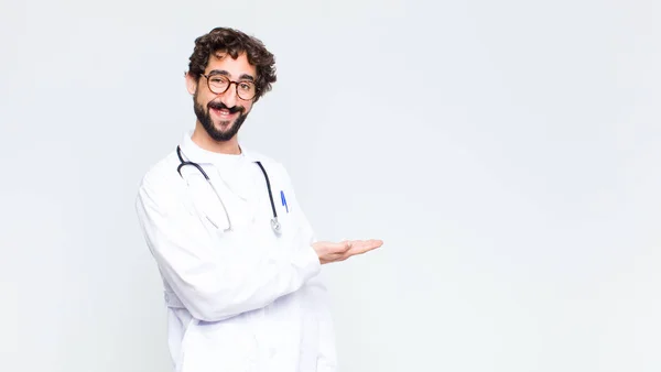 Jovem Médico Homem Sorrindo Alegremente Sentindo Feliz Mostrando Conceito Espaço — Fotografia de Stock