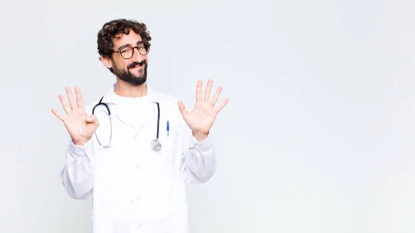 Genç Doktor Gülümsüyor Arkadaş Canlısı Görünüyor Numarayı Gösteriyor Elleri Önde — Stok fotoğraf