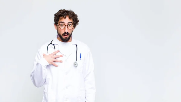 Jovem Médico Sentindo Chocado Surpreso Surpreso Com Mão Peito Boca — Fotografia de Stock