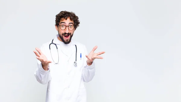 Jovem Médico Homem Sentindo Feliz Surpreso Sortudo Surpreso Como Dizer — Fotografia de Stock