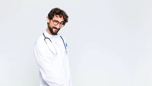 Giovane Medico Che Sembra Orgoglioso Fiducioso Fresco Sfacciato Arrogante Sorridente — Foto Stock