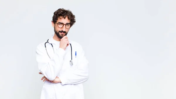 Ung Läkare Man Ser Allvarlig Förvirrad Osäker Och Omtänksam Tvivlar — Stockfoto