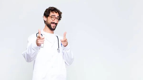 Jovem Médico Homem Sorrindo Com Uma Atitude Positiva Bem Sucedida — Fotografia de Stock