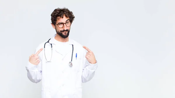 Giovane Medico Con Cattivo Atteggiamento Guardando Orgoglioso Aggressivo Puntando Verso — Foto Stock