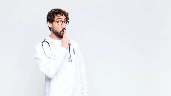 Jovem Médico Homem Pedindo Silêncio Sossego Gesticulando Com Dedo Frente — Fotografia de Stock