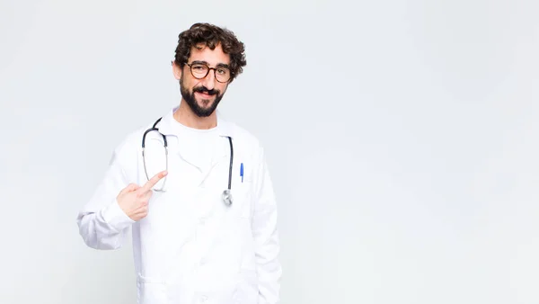 Genç Doktor Gururlu Kendinden Emin Mutlu Görünüyor Gülümsüyor Kendini Işaret — Stok fotoğraf