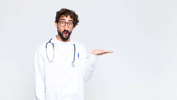 Ung Läkare Man Ser Förvånad Och Chockad Med Käken Tappade — Stockfoto