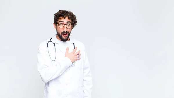 Ung Läkare Man Känsla Chockad Och Förvånad Leende Hand Till — Stockfoto