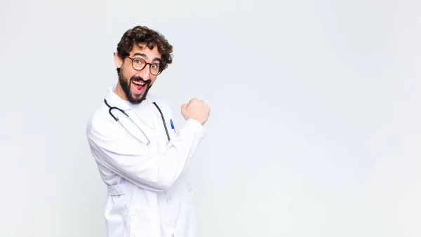 Ung Läkare Man Känner Sig Glad Positiv Och Framgångsrik Motiverad — Stockfoto