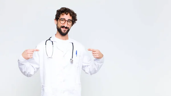 Jovem Médico Homem Olhando Orgulhoso Positivo Casual Apontando Para Peito — Fotografia de Stock