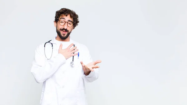 Jovem Médico Homem Sentindo Feliz Apaixonado Sorrindo Com Uma Mão — Fotografia de Stock