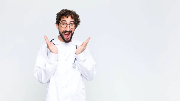 Junger Arzt Ist Schockiert Und Aufgeregt Lacht Staunt Und Freut — Stockfoto