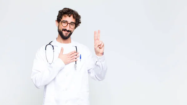 Genç Doktor Mutlu Kendinden Emin Güvenilir Görünüyor Gülümsüyor Zafer Işareti — Stok fotoğraf