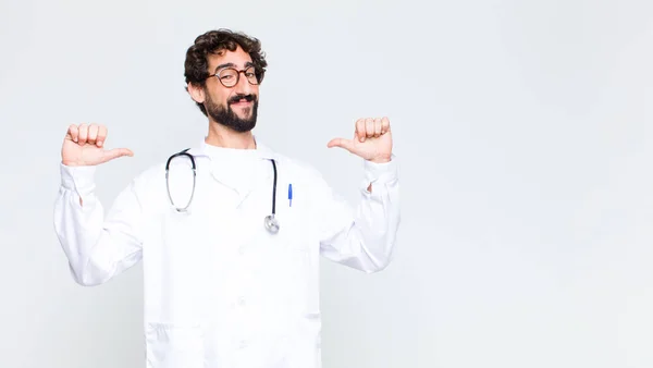 Jovem Médico Homem Sentindo Orgulhoso Arrogante Confiante Olhando Satisfeito Bem — Fotografia de Stock