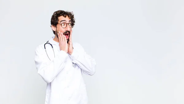 Joven Médico Sintiéndose Feliz Emocionado Sorprendido Mirando Lado Con Ambas —  Fotos de Stock