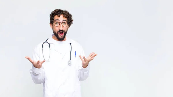 Ung Läkare Man Känner Sig Extremt Chockad Och Förvånad Orolig — Stockfoto