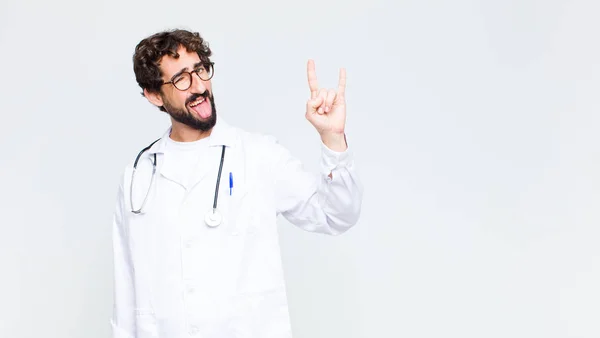 의사는 긍정적 반항적 복사하는 손으로 바위나무거운 간판을 만든다 — 스톡 사진