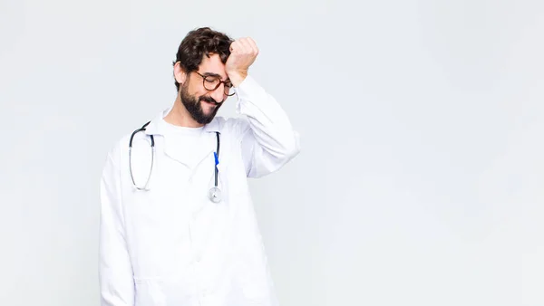 Young Doctor Man Raising Palm Forehead Thinking Oops Making Stupid — 스톡 사진