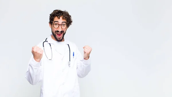 Młody Lekarz Człowiek Czuje Się Szczęśliwy Pozytywny Udany Świętując Zwycięstwo — Zdjęcie stockowe