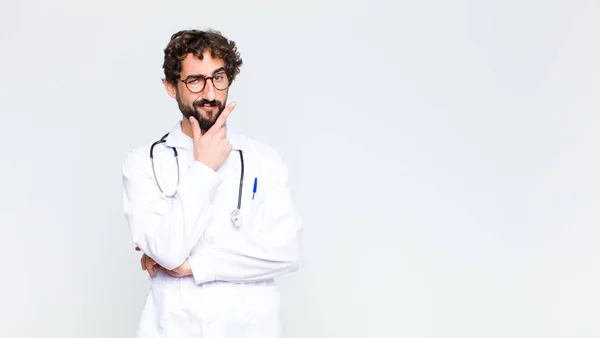 Ung Läkare Man Ser Allvarlig Omtänksam Och Misstrogen Med Arm — Stockfoto