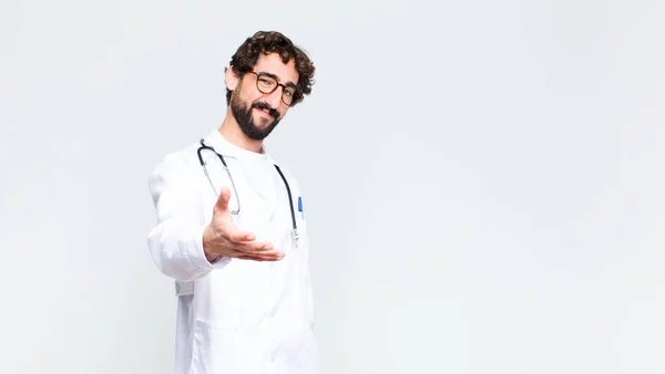 Ung Läkare Man Ler Ser Glad Säker Och Vänlig Erbjuder — Stockfoto