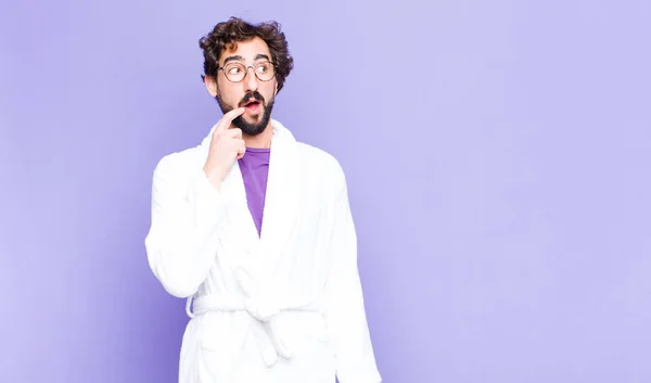 Giovane Uomo Barbuto Che Indossa Accappatoio Con Sguardo Sorpreso Nervoso — Foto Stock