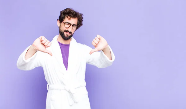 Giovane Uomo Barbuto Indossa Accappatoio Cercando Triste Deluso Arrabbiato Mostrando — Foto Stock