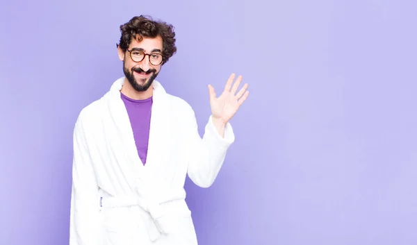 Jovem Barbudo Vestindo Roupão Sorrindo Feliz Alegremente Acenando Mão Acolhendo — Fotografia de Stock