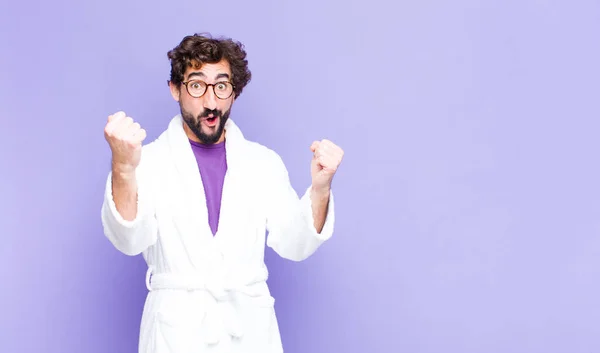 Jeune Homme Barbu Peignoir Célébrant Succès Incroyable Comme Gagnant Air — Photo