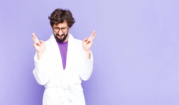 Giovane Uomo Barbuto Che Indossa Accappatoio Sorridente Ansiosamente Incrociando Entrambe — Foto Stock