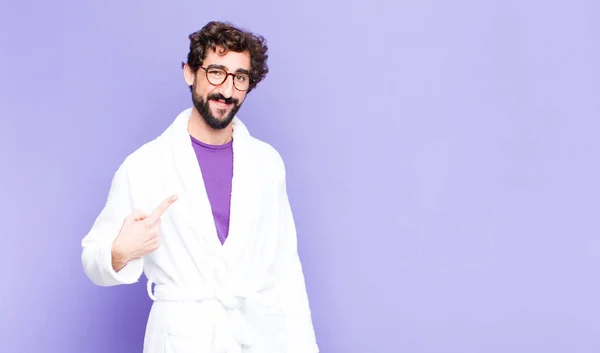 Giovane Uomo Barbuto Che Indossa Accappatoio Cercando Orgoglioso Sicuro Felice — Foto Stock