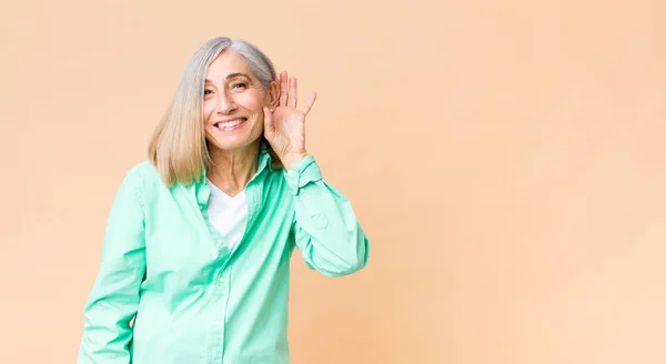 Mujer Guay Mediana Edad Sonriendo Mirando Curiosamente Lado Tratando Escuchar — Foto de Stock