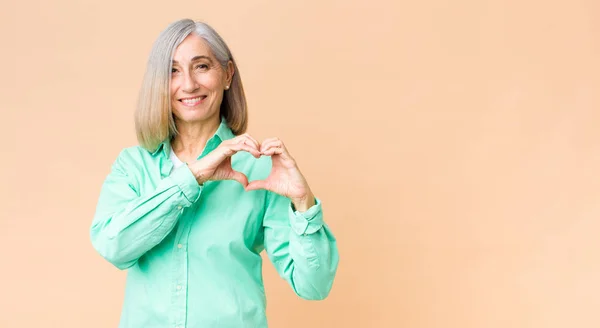 Coole Frau Mittleren Alters Die Lächelt Und Sich Glücklich Fühlt — Stockfoto