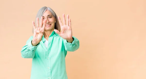 Mujer Guay Mediana Edad Sonriendo Buscando Amigable Mostrando Número Nueve — Foto de Stock