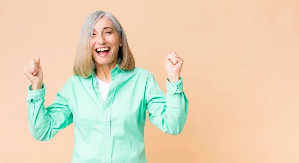 Mujer Mediana Edad Cool Buscando Extremadamente Feliz Sorprendido Celebrando Éxito —  Fotos de Stock