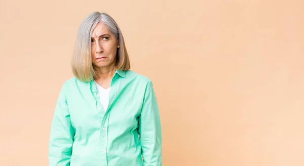 Middelbare Leeftijd Koele Vrouw Voelt Zich Verdrietig Boos Boos Kijkt — Stockfoto