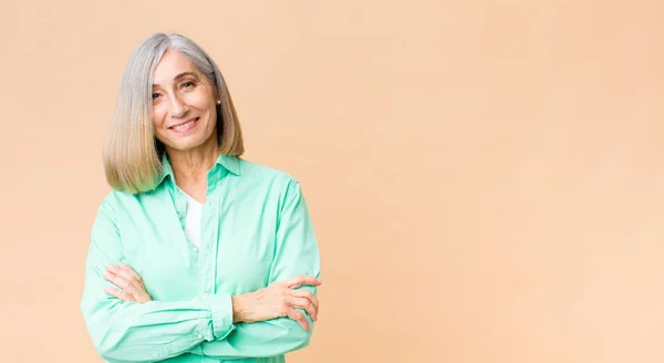 Middelbare Leeftijd Koele Vrouw Lachen Gelukkig Met Armen Gekruist Met — Stockfoto