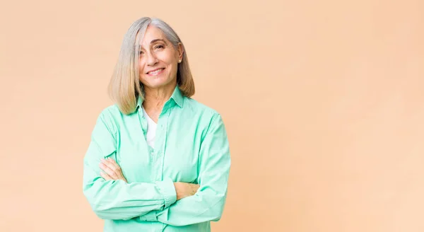 Middelbare Leeftijd Coole Vrouw Zoek Als Een Gelukkig Trots Tevreden — Stockfoto