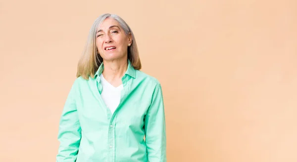 Middelbare Leeftijd Coole Vrouw Zoek Gelukkig Vriendelijk Glimlachen Knipperen Een — Stockfoto