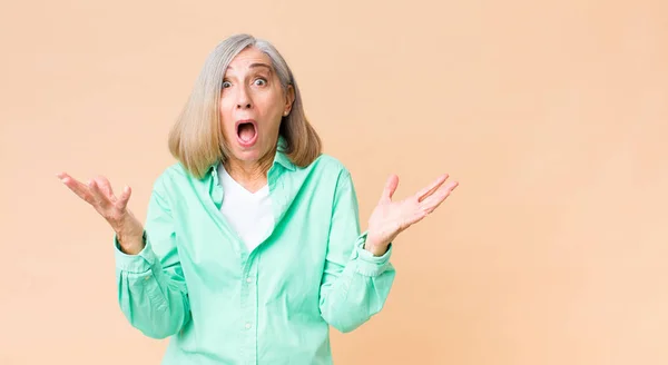 Coole Frau Mittleren Alters Mit Offenem Mund Und Erstaunt Schockiert — Stockfoto