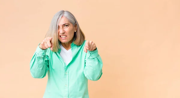 Mujer Guay Mediana Edad Señalando Hacia Adelante Cámara Con Los —  Fotos de Stock